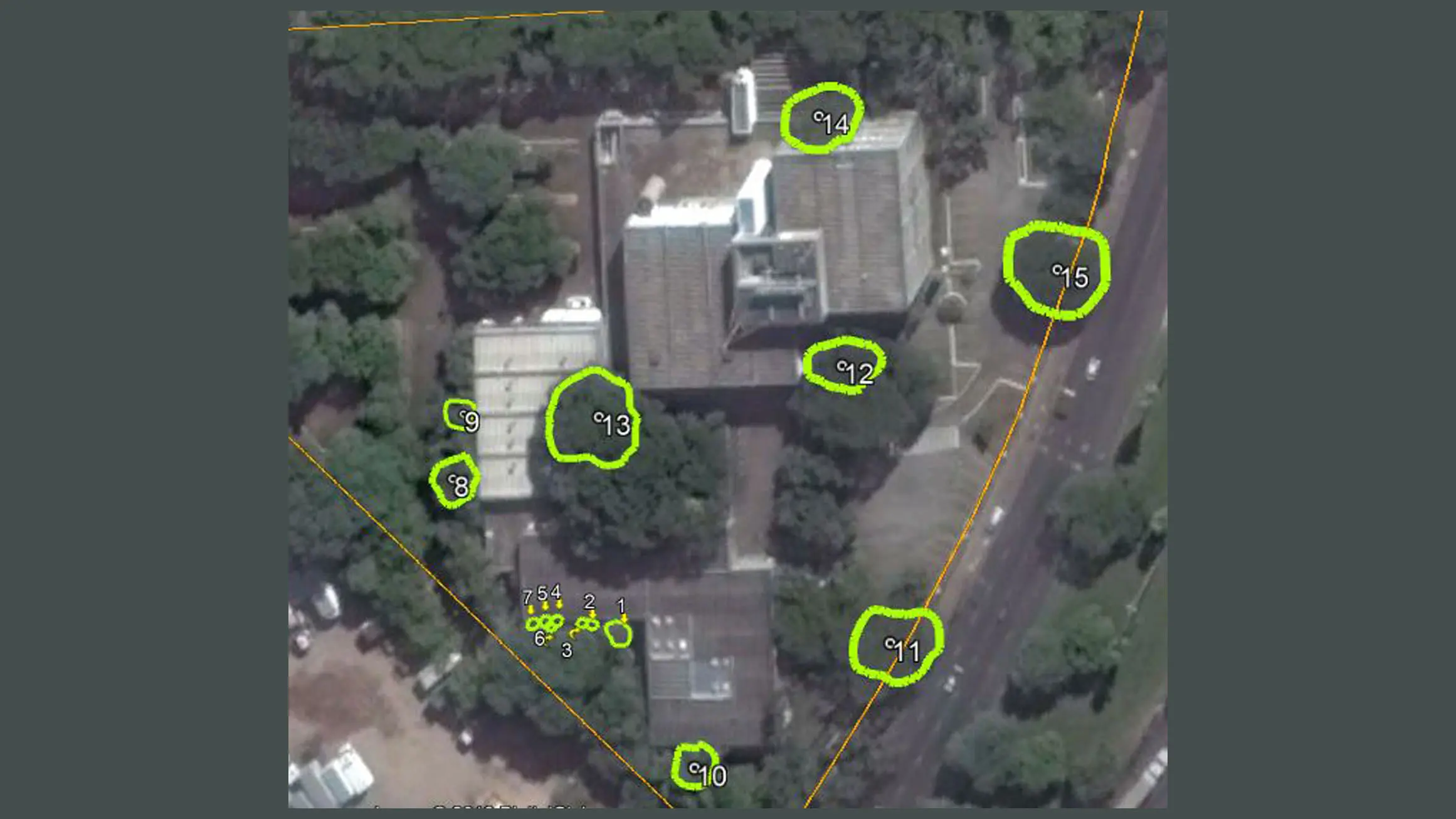 imagem aérea da área da Faculdade SENAI de Tecnologia com marcações em alguns pontos do mapa onde há árvores